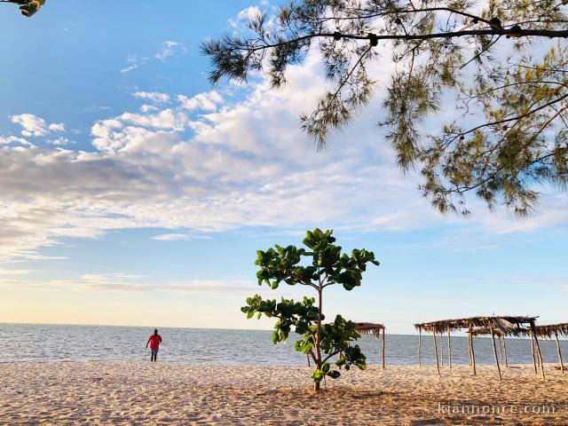 A VENDRE TERRAIN 400m² PIEDS DANS L’EAU A MAROALA 